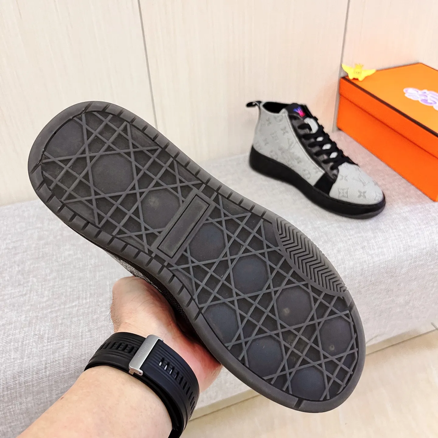 Men's shoes 💰 460 men's shoes 💰 [ LV ] 🔥 Louis Vuitton, high-end men's shoes brand official website 1:1 latest masterpiece: uppers are made of Italian imported first-layer cowhide with comfortable and breathable lining ➕ original non-slip and wear-resistant outsole 🔥, making walking more convenient and comfortable! An exclusive new model, a stunning work, a beautiful 1:1 replica [color] compared to the official quality! Create a fashionable personality to set off your uniqueness! A must-have for trendy men! Classic 🔥Size: 38-44 Color: 🔥 3⃣️colors available🔥.